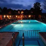 Riverside Club Hotel *