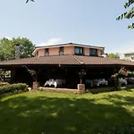 Riverside Club Hotel *