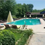 Riverside Club Hotel *