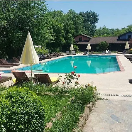 Riverside Club Hotel *