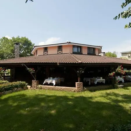 Riverside Club Hotel *