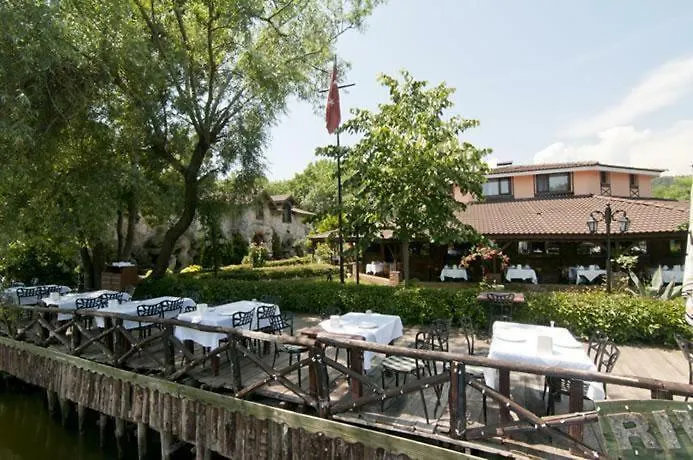 Riverside Club * אגווה