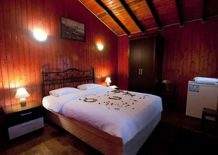 Riverside Club מלון