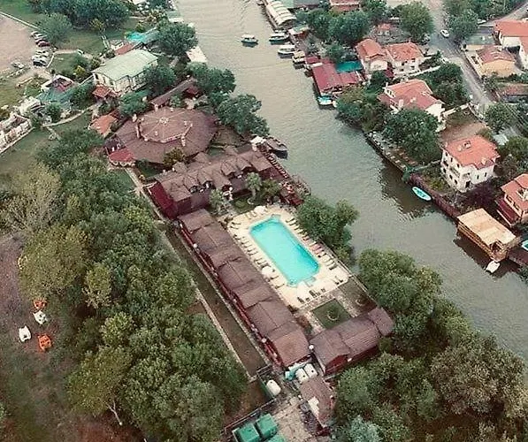 מלון Riverside Club *