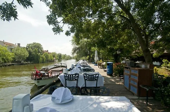 Riverside Club מלון