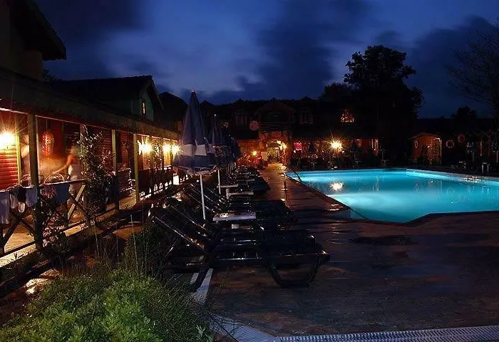 Riverside Club מלון אגווה