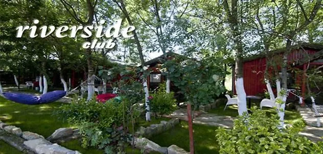 Riverside Club מלון