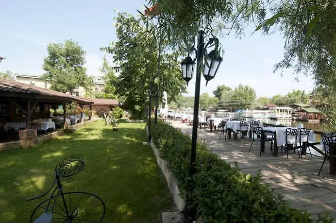 Riverside Club מלון אגווה