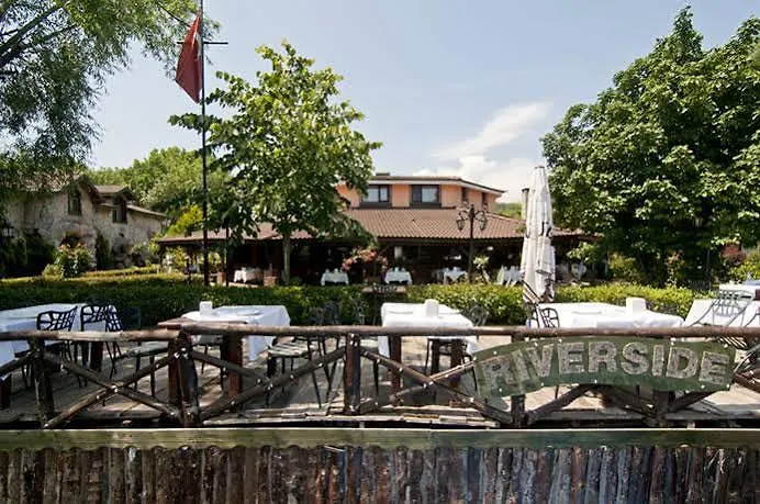 Riverside Club אגווה