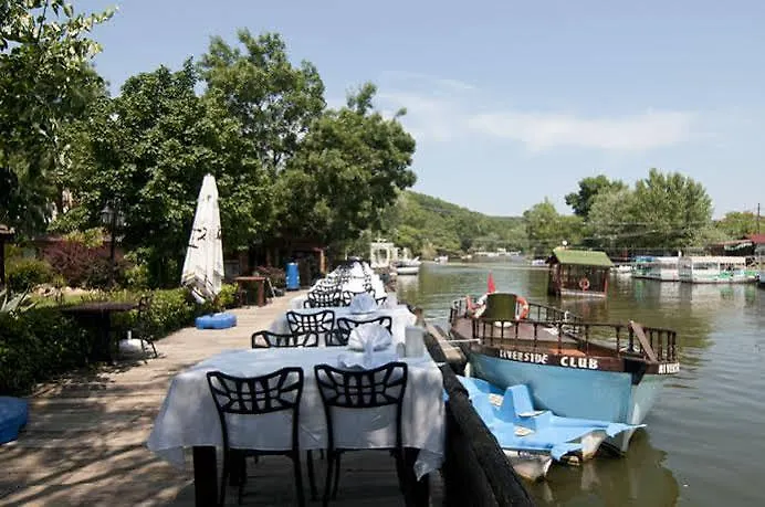 Riverside Club * אגווה